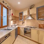 Hunyadi - Elegant Quiet Flat In Buda Castle With Parking Apartmán *