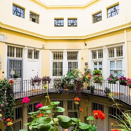 Hunyadi - Elegant Quiet Flat In Buda Castle With Parking