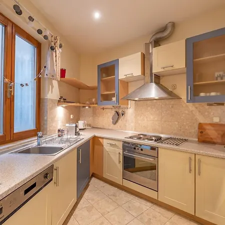 Hunyadi - Elegant Quiet Flat In Buda Castle With Parking Apartmán *