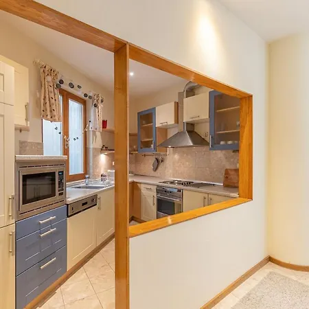 Hunyadi - Elegant Quiet Flat In Buda Castle With Parking Apartmán *