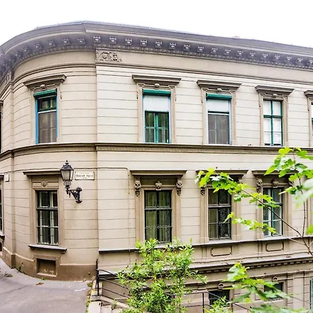 Hunyadi - Elegant Quiet Flat In Buda Castle With Parking