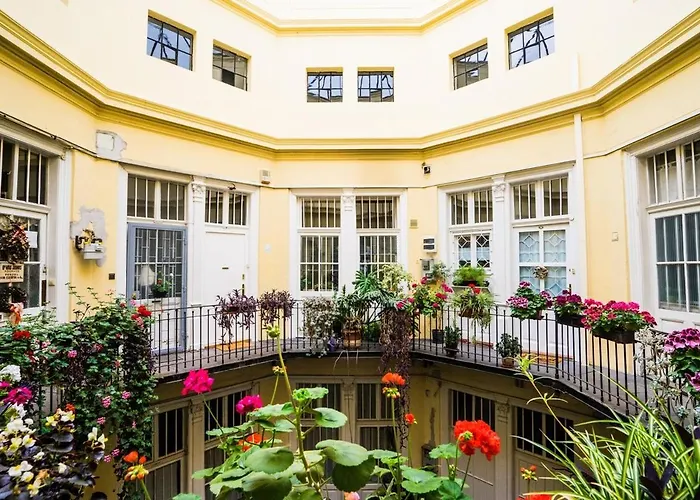 Hunyadi - Elegant Quiet Flat In Buda Castle With Parking