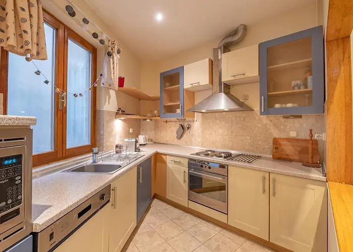 Hunyadi - Elegant Quiet Flat In Buda Castle With Parking Apartmán *