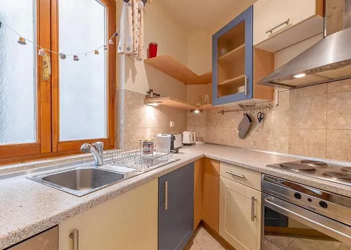 Апартаменты Hunyadi - Elegant Quiet Flat In Buda Castle With Parking