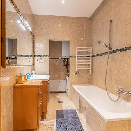 Hunyadi - Elegant Quiet Flat In Buda Castle With Parking Lägenhet *