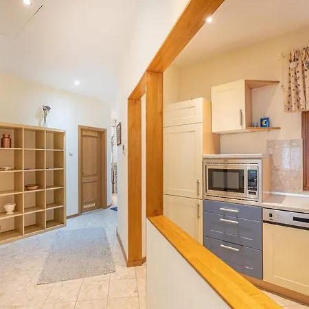 Hunyadi - Elegant Quiet Flat In Buda Castle With Parking Lägenhet *